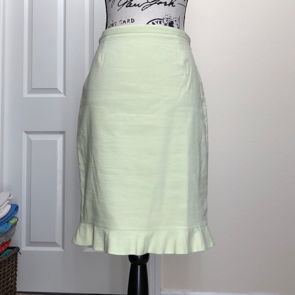 Elie Tahari Dresses & Skirts - 💕Beautiful lime linen mix tulip skirt Tahari💕